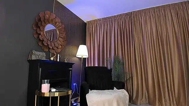 Snapshot of LovingBlondie chatting on 06.18.26 LovingBlondie online show from 06.18.26