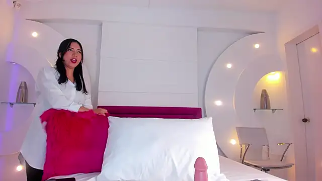 Snapshot of AliceHanz chatting on 12.08.24 AliceHanz online show from 12.08.24