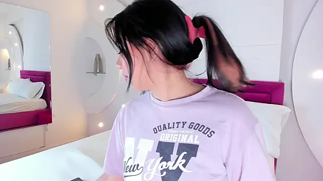 Snapshot of AliceHanz chatting on 02.23.25 AliceHanz online show from 02.23.25