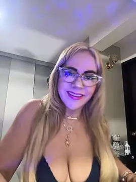 Snapshot of LARIANA_RIVERA23 chatting on 10.31.25 LARIANA RIVERA23 online show from 10.31.25