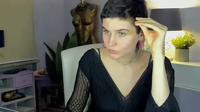 Snapshot of sarah_perfect chatting on 10.28.25 sarah perfect online show from 10.28.25