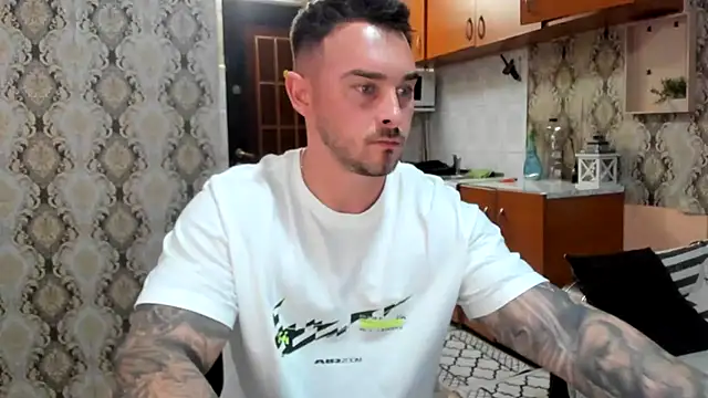 Snapshot of Jonmusclemaster chatting on 11.10.25 Jonmusclemaster online show from 11.10.25