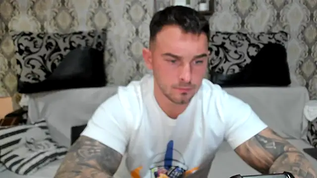 Snapshot of Jonmusclemaster chatting on 11.14.25 Jonmusclemaster online show from 11.14.25