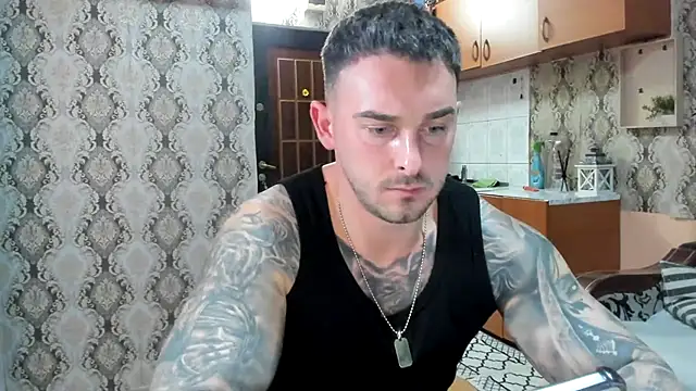 Snapshot of Jonmusclemaster chatting on 11.25.25 Jonmusclemaster online show from 11.25.25