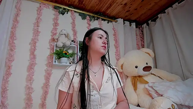 Idara and Edahi01 online show from 10.18.25