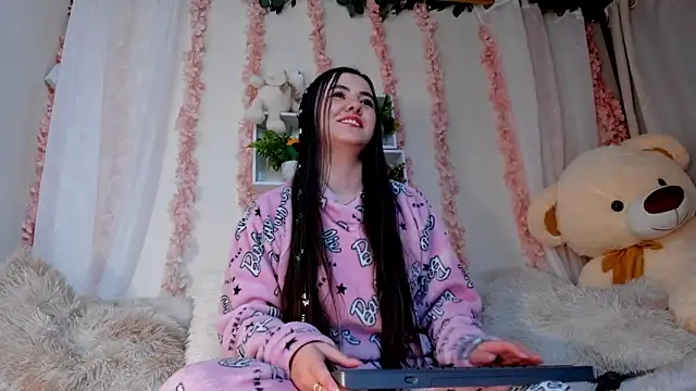 Idara and Edahi01 online show from 11.14.25