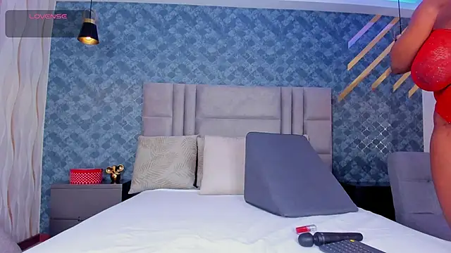 NiiaMoore online show from 03.11.25