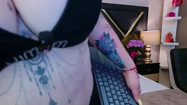 Snapshot of AmaraVelmet chatting on 11.19.25 AmaraVelmet online show from 11.19.25