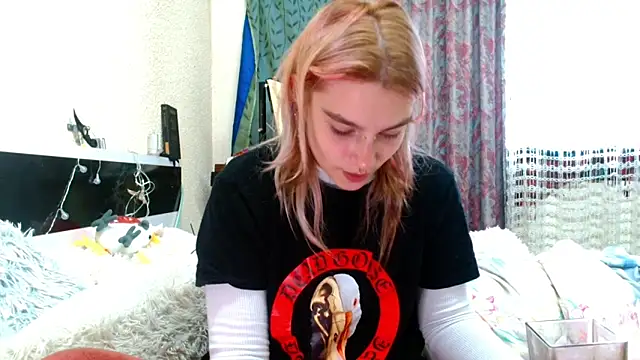 Snapshot of Sophie_Bell chatting on 05.10.26 Sophie Bell online show from 05.10.26