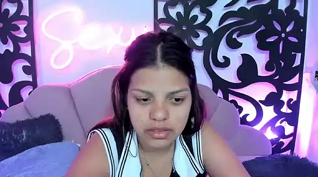 Snapshot of your_little_naughty1 chatting on 01.08.25 your little naughty1 online show from 01.08.25