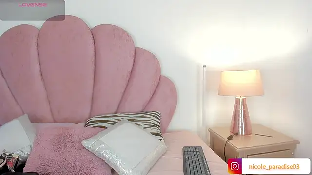 Nicole Paradise online show from 06.25.26