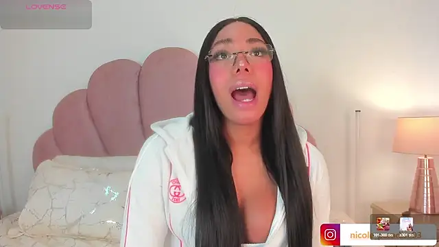 Nicole Paradise online show from 08.03.26