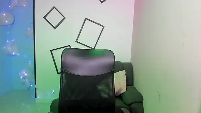 Snapshot of Aurora_18 chatting on 10.23.25 Aurora 18 online show from 10.23.25