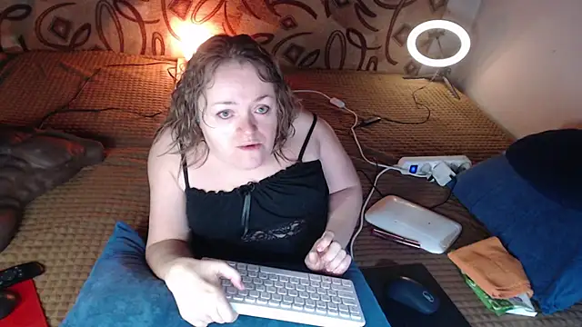 Snapshot of MiniNatalie chatting on 01.27.25 MiniNatalie online show from 01.27.25