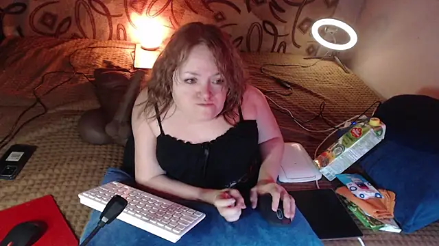 Snapshot of MiniNatalie chatting on 01.28.25 MiniNatalie online show from 01.28.25