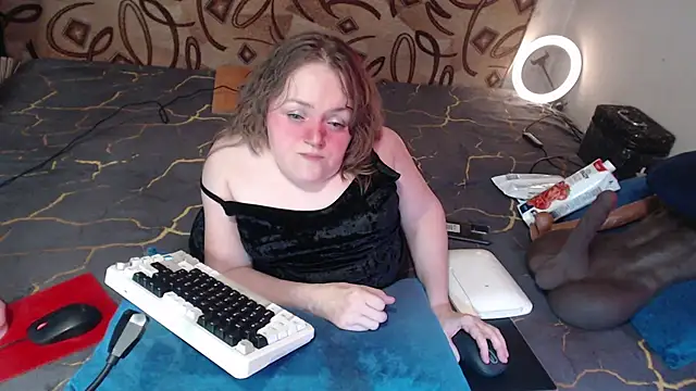 Snapshot of MiniNatalie chatting on 03.09.25 MiniNatalie online show from 03.09.25