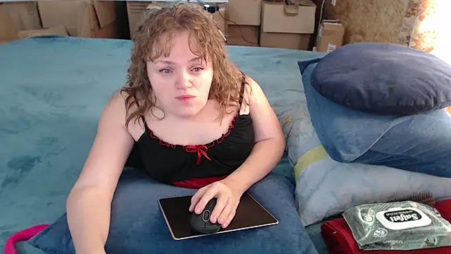 Snapshot of MiniNatalie chatting on 09.12.25 MiniNatalie online show from 09.12.25