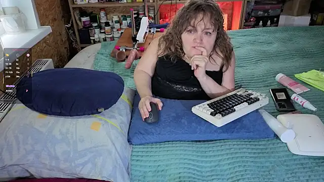 Snapshot of MiniNatalie chatting on 11.12.25 MiniNatalie online show from 11.12.25