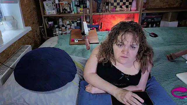 Snapshot of MiniNatalie chatting on 11.13.25 MiniNatalie online show from 11.13.25