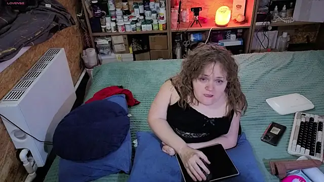 Snapshot of MiniNatalie chatting on 11.23.25 MiniNatalie online show from 11.23.25