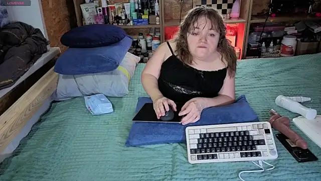 Snapshot of MiniNatalie chatting on 11.30.25 MiniNatalie online show from 11.30.25