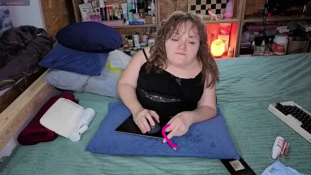 Snapshot of MiniNatalie chatting on 12.04.25 MiniNatalie online show from 12.04.25