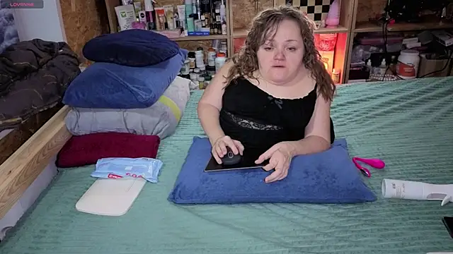 Snapshot of MiniNatalie chatting on 12.05.25 MiniNatalie online show from 12.05.25