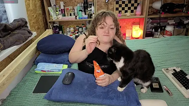 Snapshot of MiniNatalie chatting on 12.14.25 MiniNatalie online show from 12.14.25