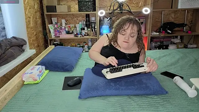 Snapshot of MiniNatalie chatting on 12.21.25 MiniNatalie online show from 12.21.25