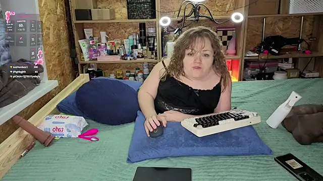 Snapshot of MiniNatalie chatting on 12.21.25 MiniNatalie online show from 12.21.25