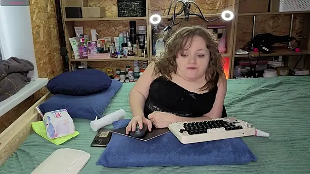 Snapshot of MiniNatalie chatting on 12.22.25 MiniNatalie online show from 12.22.25