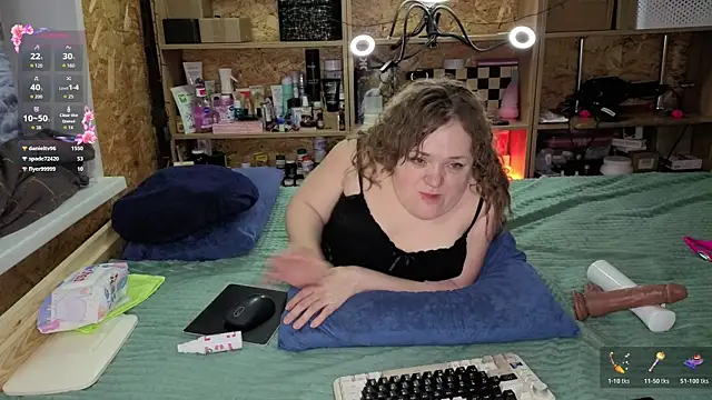 Snapshot of MiniNatalie chatting on 12.22.25 MiniNatalie online show from 12.22.25