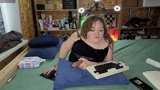 Snapshot of MiniNatalie chatting on 12.23.25 MiniNatalie online show from 12.23.25