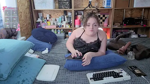 Snapshot of MiniNatalie chatting on 02.25.26 MiniNatalie online show from 02.25.26