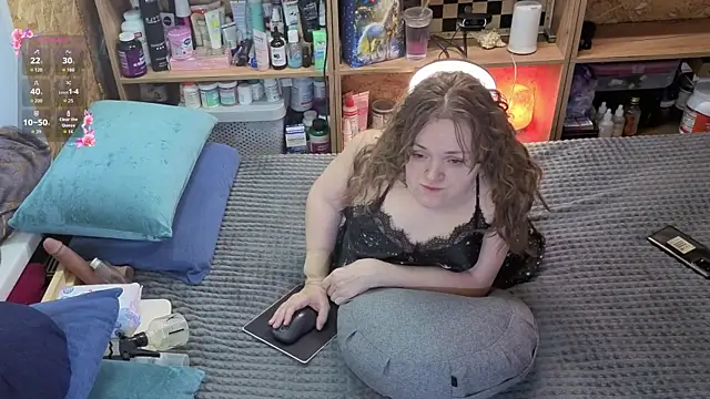 Snapshot of MiniNatalie chatting on 03.14.26 MiniNatalie online show from 03.14.26