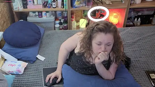 Snapshot of MiniNatalie chatting on 03.25.26 MiniNatalie online show from 03.25.26