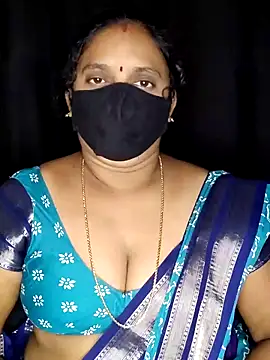 Snapshot of vintage-vibs chatting on 11.05.25 vintage-vibs online show from 11.05.25