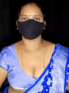 Snapshot of vintage-vibs chatting on 11.08.25 vintage-vibs online show from 11.08.25