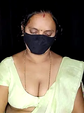 Snapshot of vintage-vibs chatting on 11.30.25 vintage-vibs online show from 11.30.25