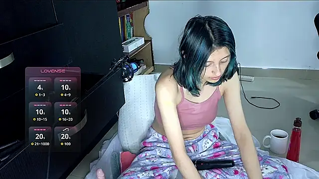 Snapshot of Camila---torres chatting on 10.04.25 Camila---torres online show from 10.04.25