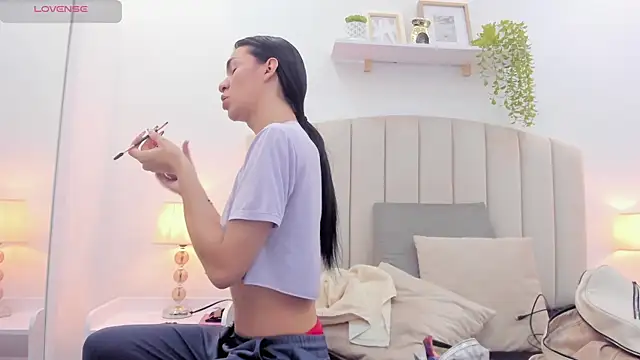 Mia thompson 19 online show from 09.18.25