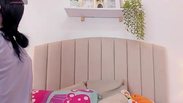 Mia thompson 19 online show from 10.20.25