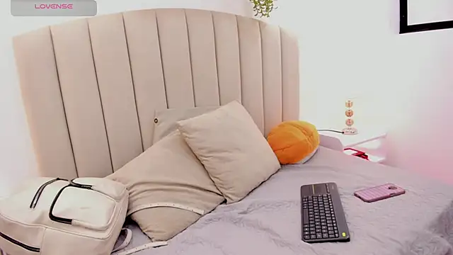 Mia thompson 19 online show from 10.22.25