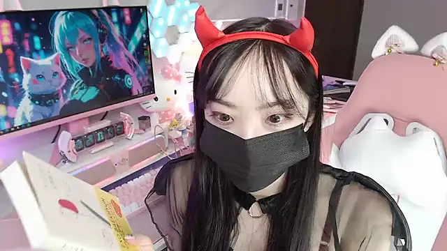 Snapshot of momo_room chatting on 10.20.25 momo room online show from 10.20.25