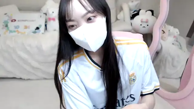 Snapshot of momo_room chatting on 10.24.25 momo room online show from 10.24.25