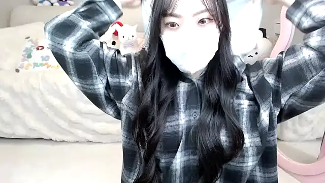 Snapshot of momo_room chatting on 10.25.25 momo room online show from 10.25.25