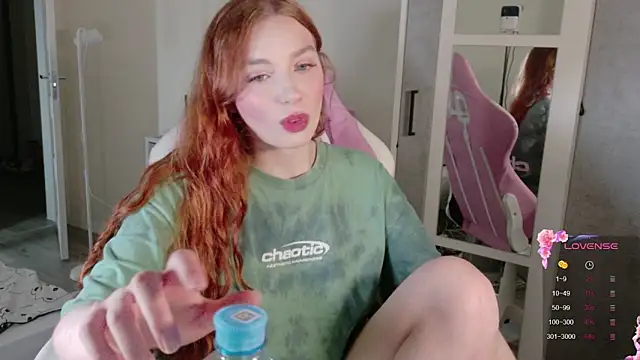 Snapshot of cinnabon_girls chatting on 12.18.25 cinnabon girls online show from 12.18.25