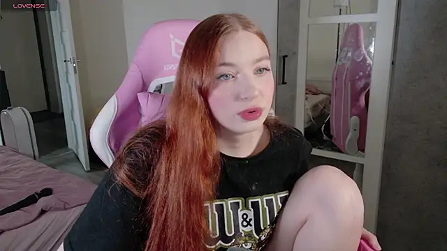 Snapshot of cinnabon_girls chatting on 02.11.26 cinnabon girls online show from 02.11.26