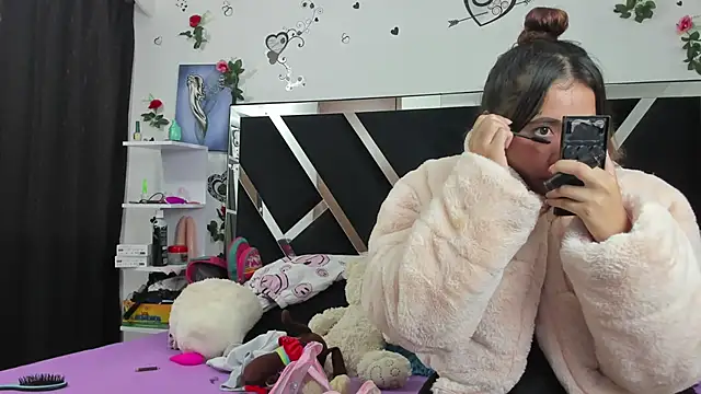 Snapshot of 1lovelygirls chatting on 01.22.25 1lovelygirls online show from 01.22.25