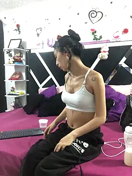 Snapshot of 1lovelygirls chatting on 09.19.25 1lovelygirls online show from 09.19.25